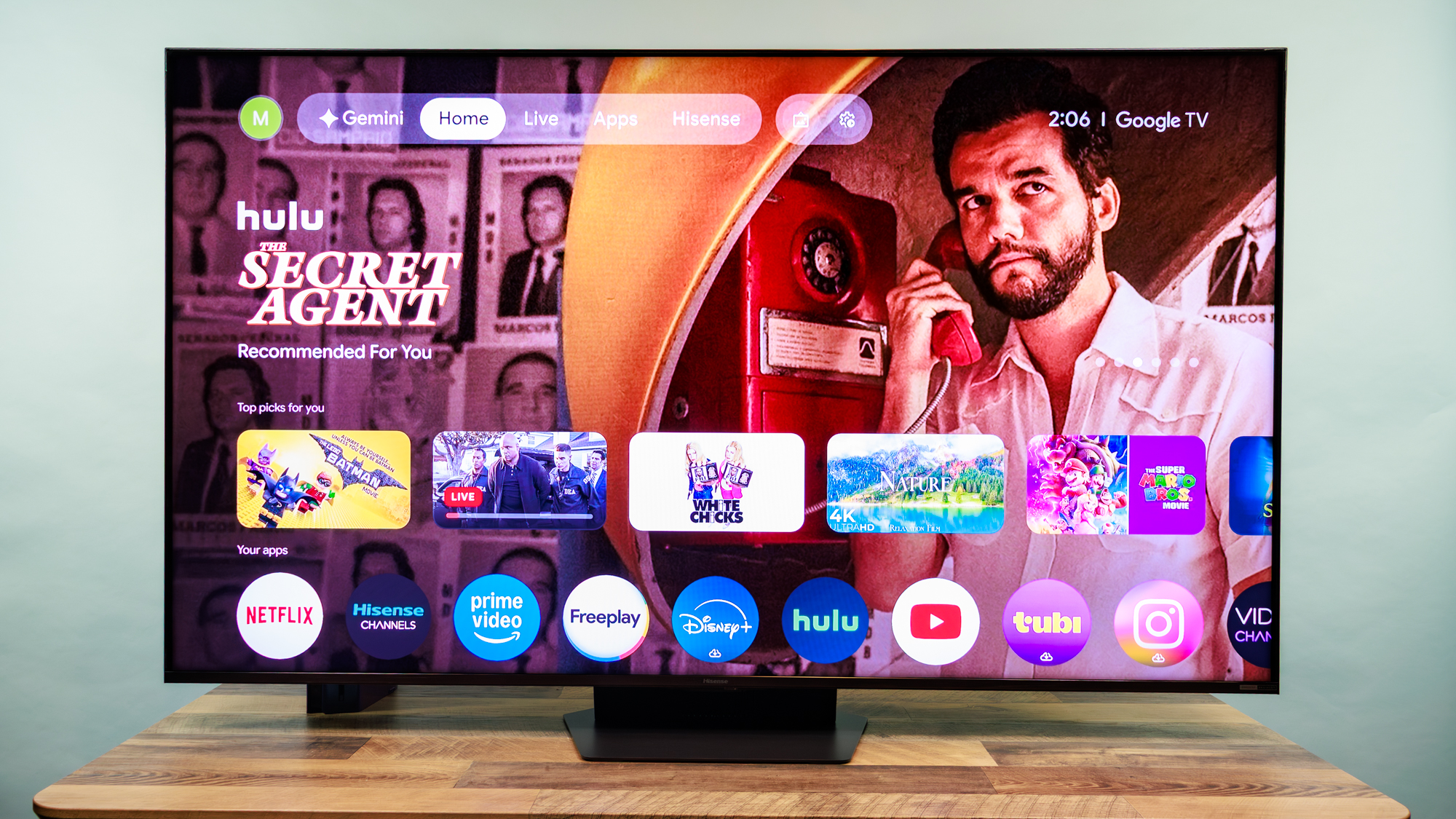 ڈیسک پر ہائی سینس UR9 RGB منی LED TV