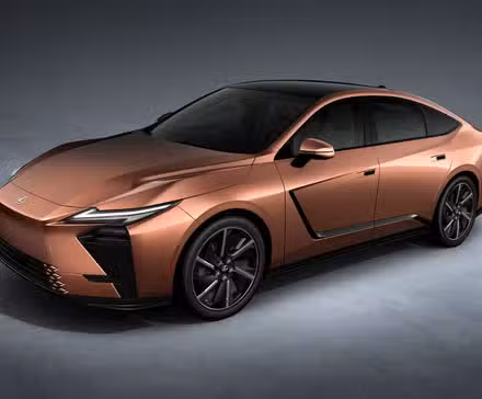 گرے اور سیاہ پس منظر والے اسٹوڈیو میں 2026 Lexus ES کا فرنٹ 3/4 شاٹ۔