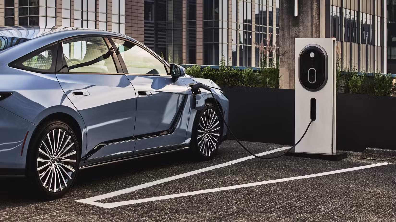 2026 لیکسس آئی ایس 