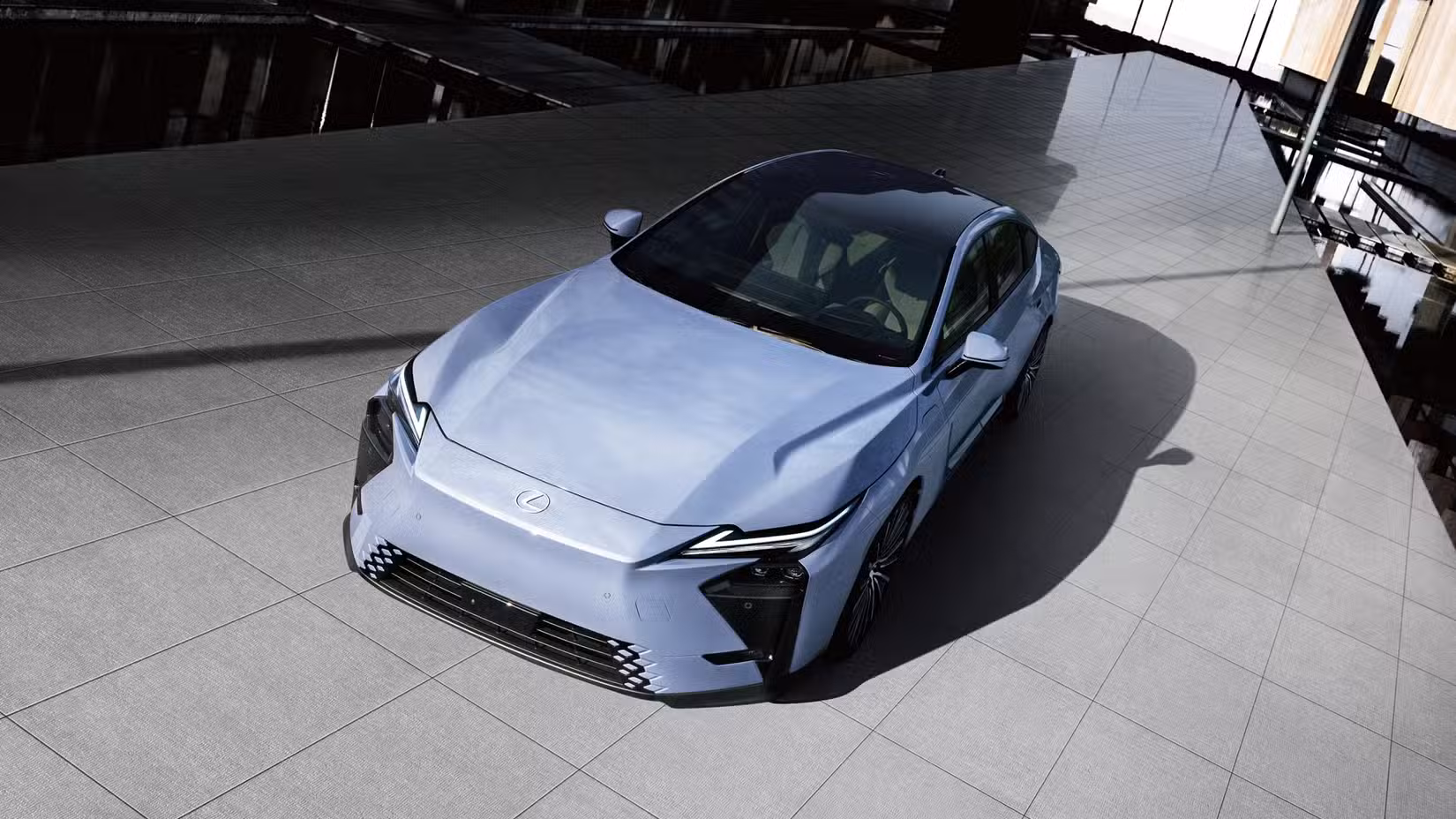 نیلے 2026 Lexus ES کے بیرونی حصے کا جامد اوور ہیڈ شاٹ۔