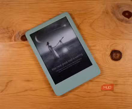 2024 ایمیزون کنڈل لکڑی کی میز پر رکھی گئی۔