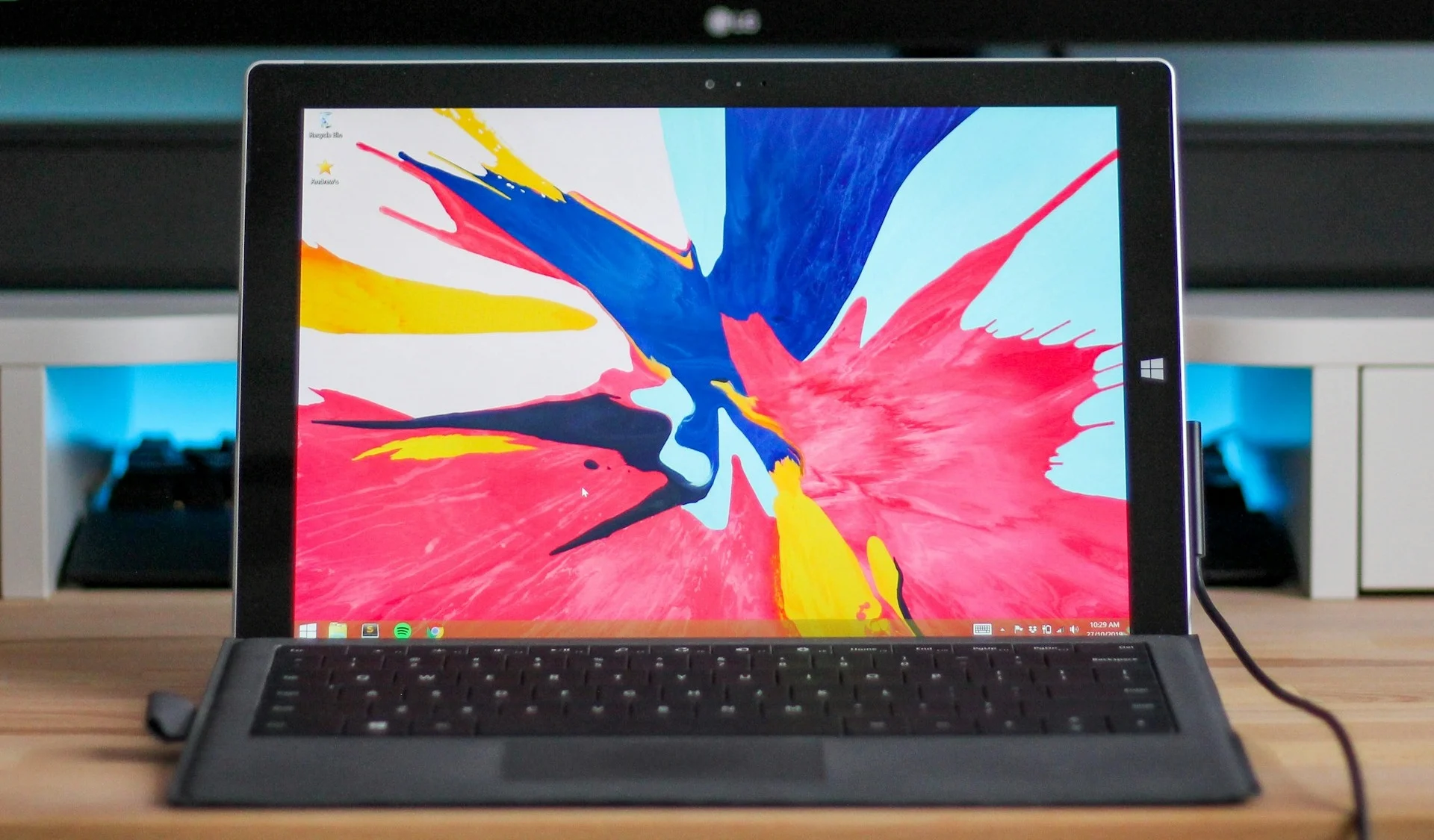 پاور اڈاپٹر کے ساتھ مائیکروسافٹ سرفیس کمپیوٹر منسلک ہے۔