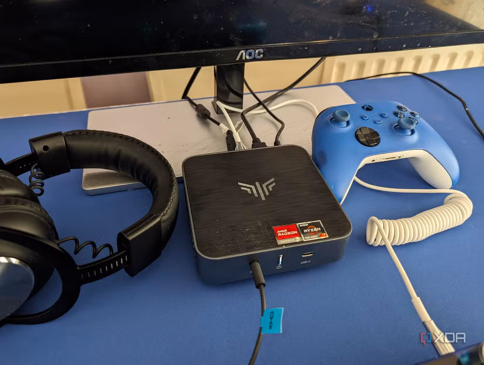 Xbox کنٹرولر اور Logitech ہیڈسیٹ کے ساتھ ایک منی پی سی کی تصویر۔