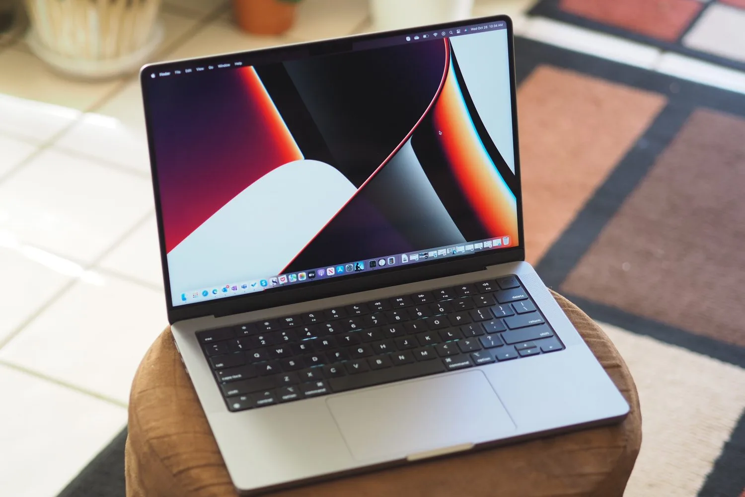 Apple MacBook Pro 14 میز پر کھلا ہے۔