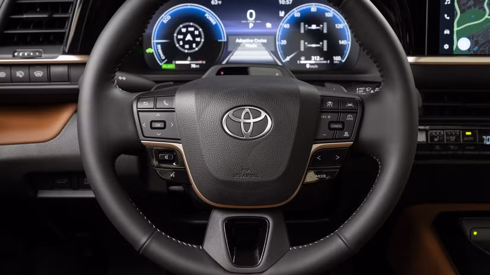 یہ 2025 Toyota Crown Signia Limited کے اسٹیئرنگ وہیل اور ڈیجیٹل گیج کلسٹر کی قریبی تصویر ہے۔