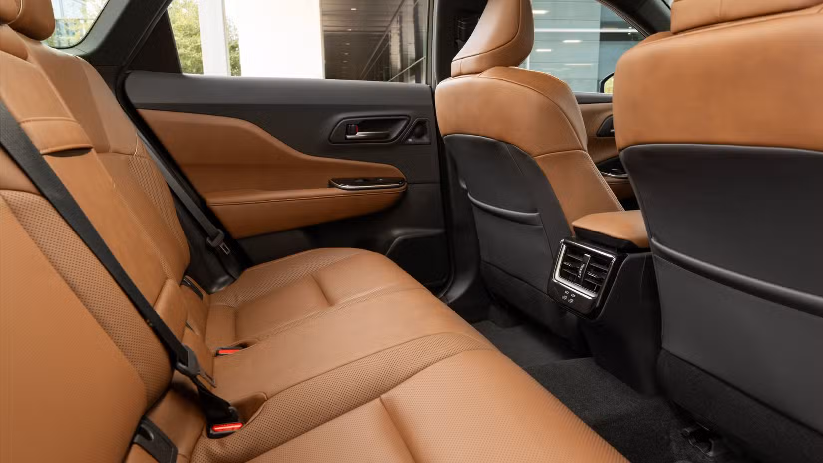 2025 Toyota Crown Signia Limited کے عقب میں ٹین لیدر کی سیٹوں کی کلوز اپ تصویر۔