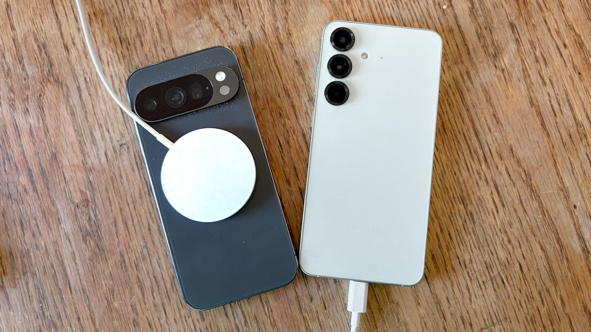 Pixel 10 mPro وائرلیس طور پر چارج ہوتا ہے، جیسے Galaxy s25 plus، اور USB-C کے ذریعے۔