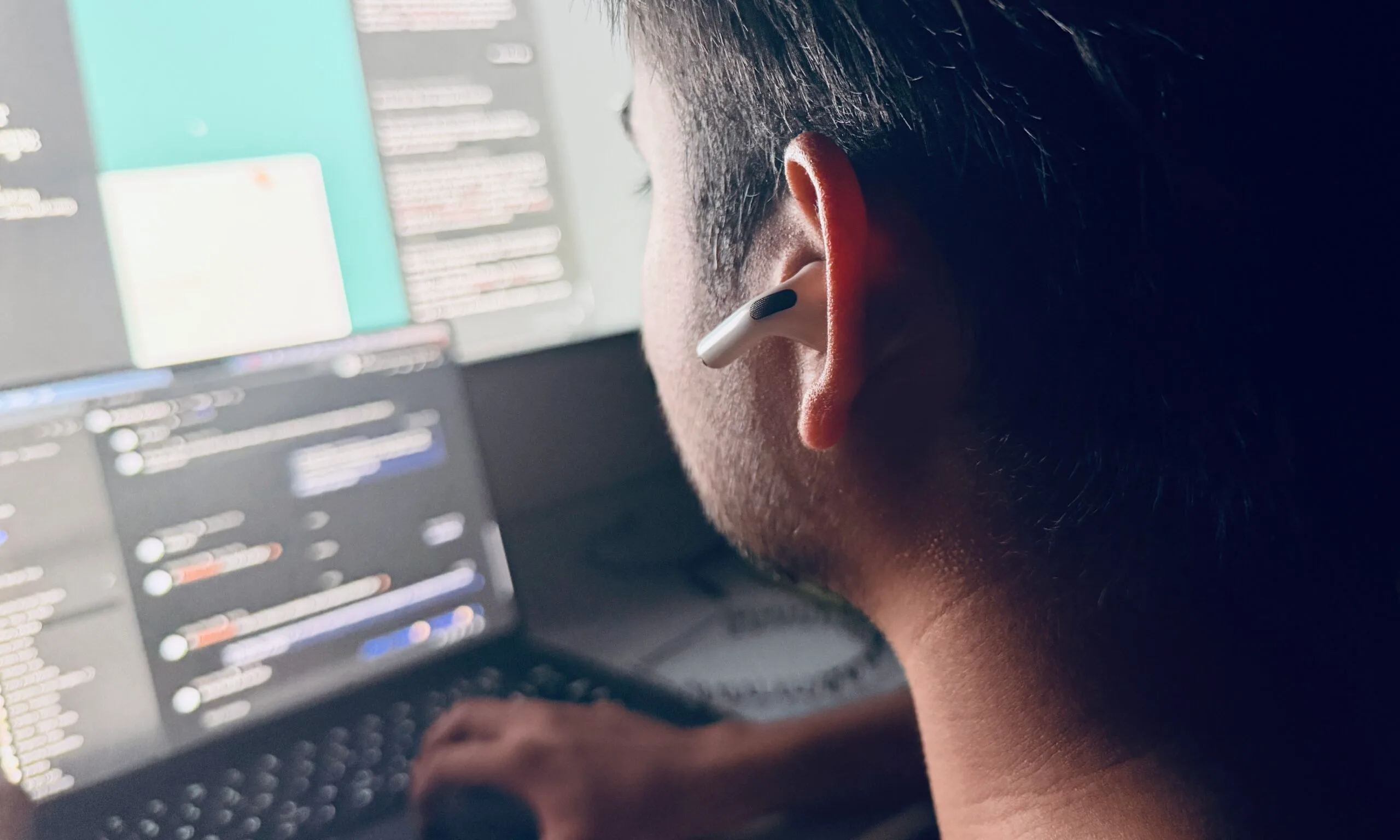 AirPods Pro پہنے ہوئے شخص کی پشت۔