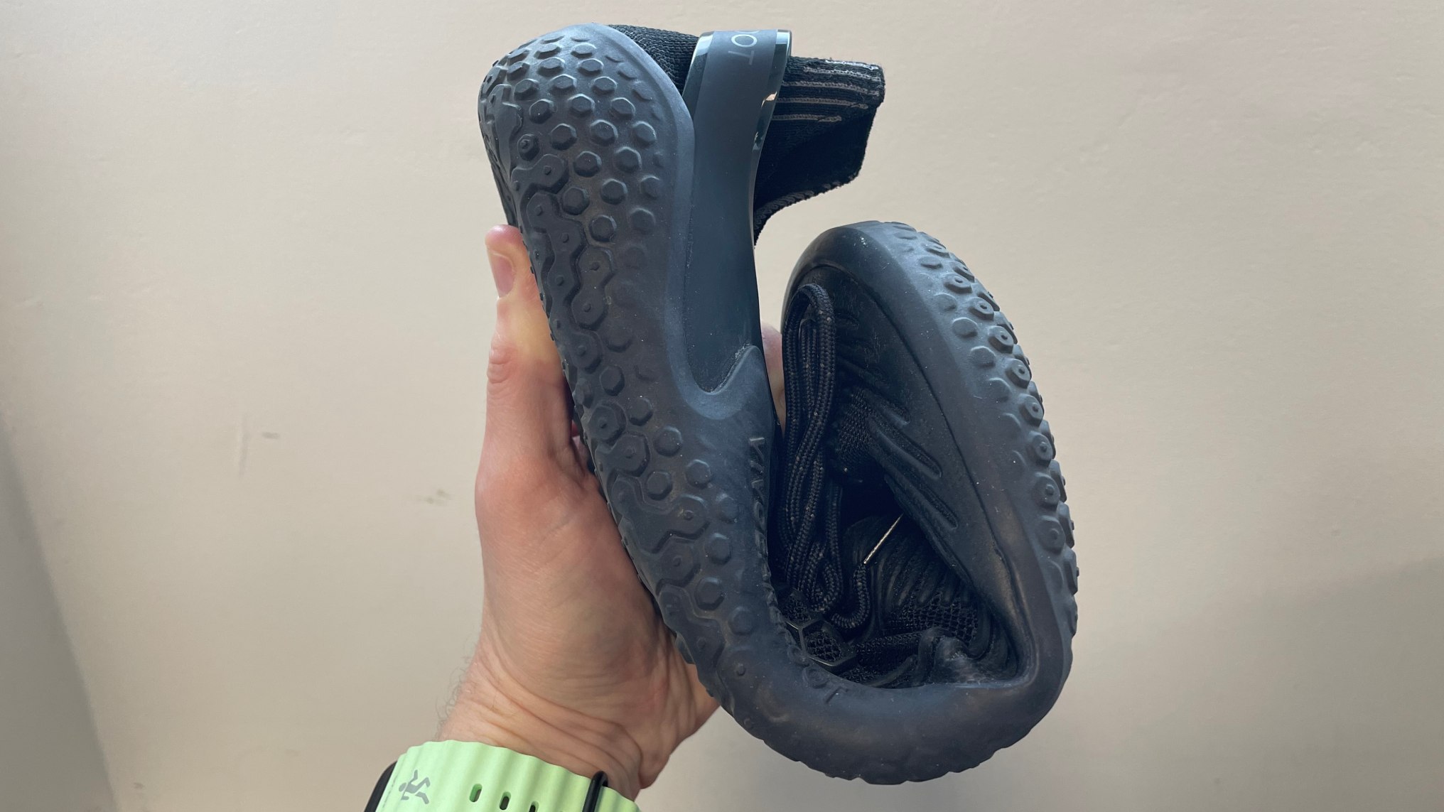 VivoBarefoot Motus Strength II سیاہ رنگ