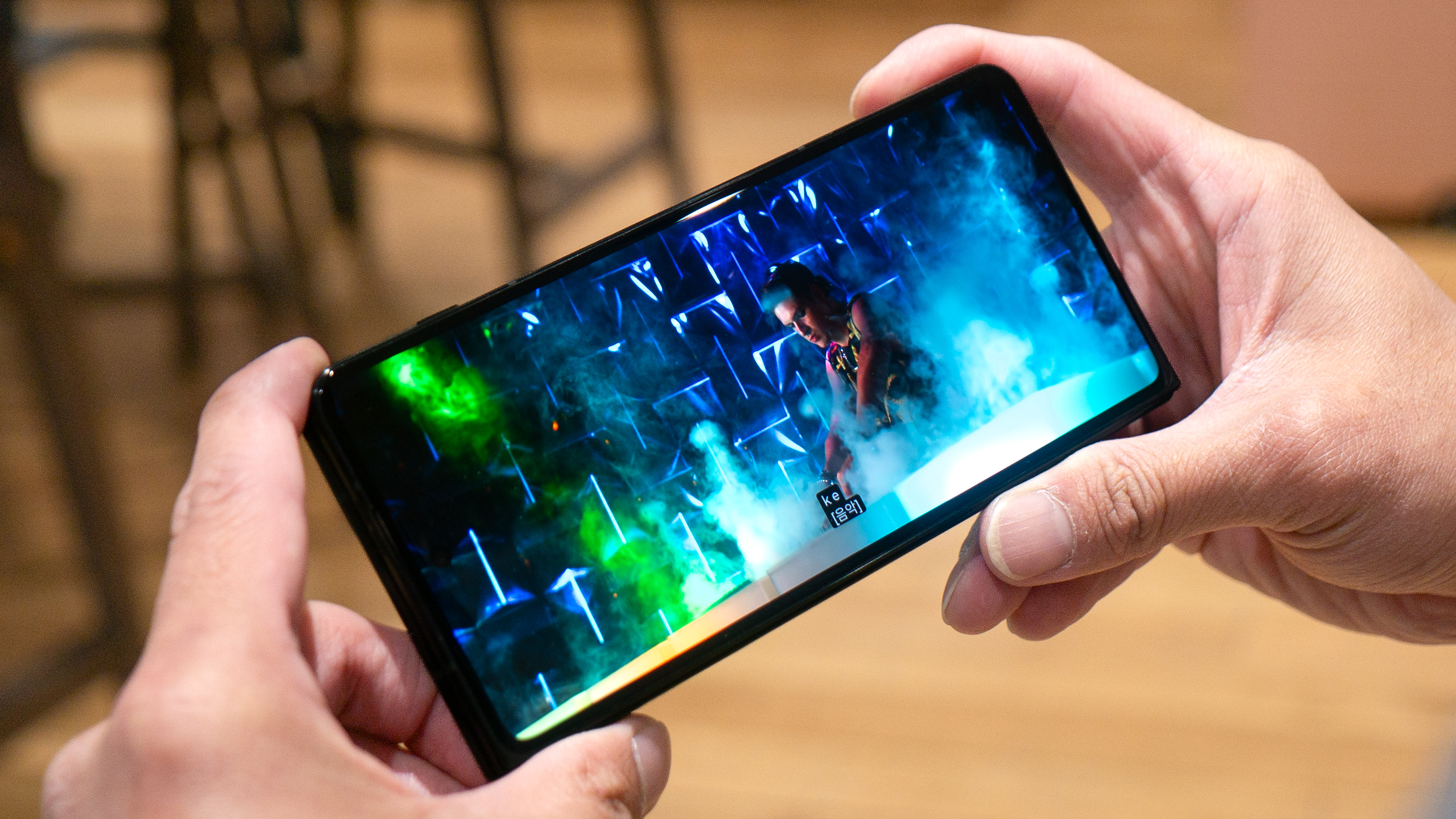 Motorola Razr Fold ایک بیرونی اسکرین پر ویڈیو چلا رہا ہے۔