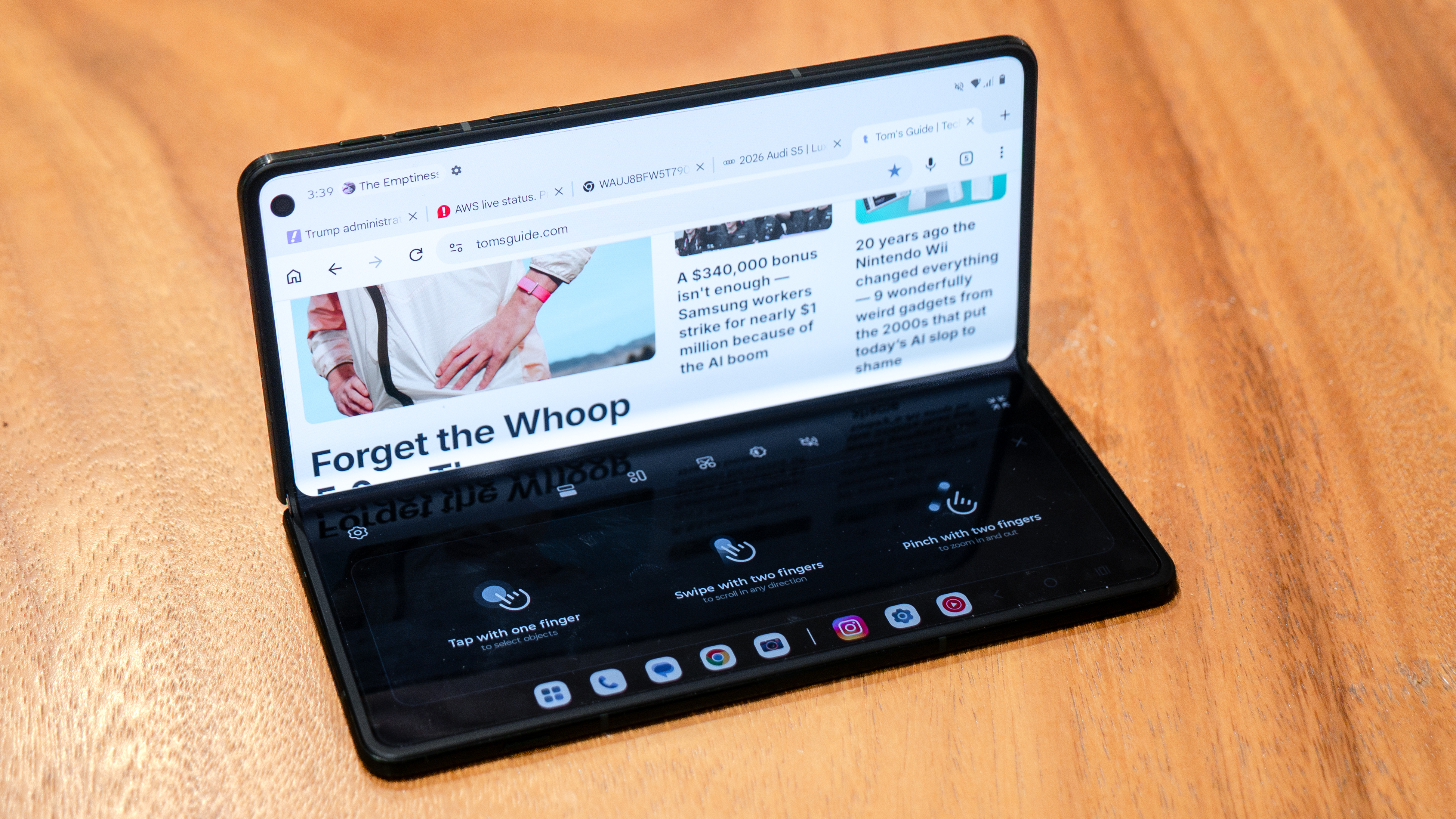 Motorola Razr فولڈ لیپ ٹاپ موڈ میں۔