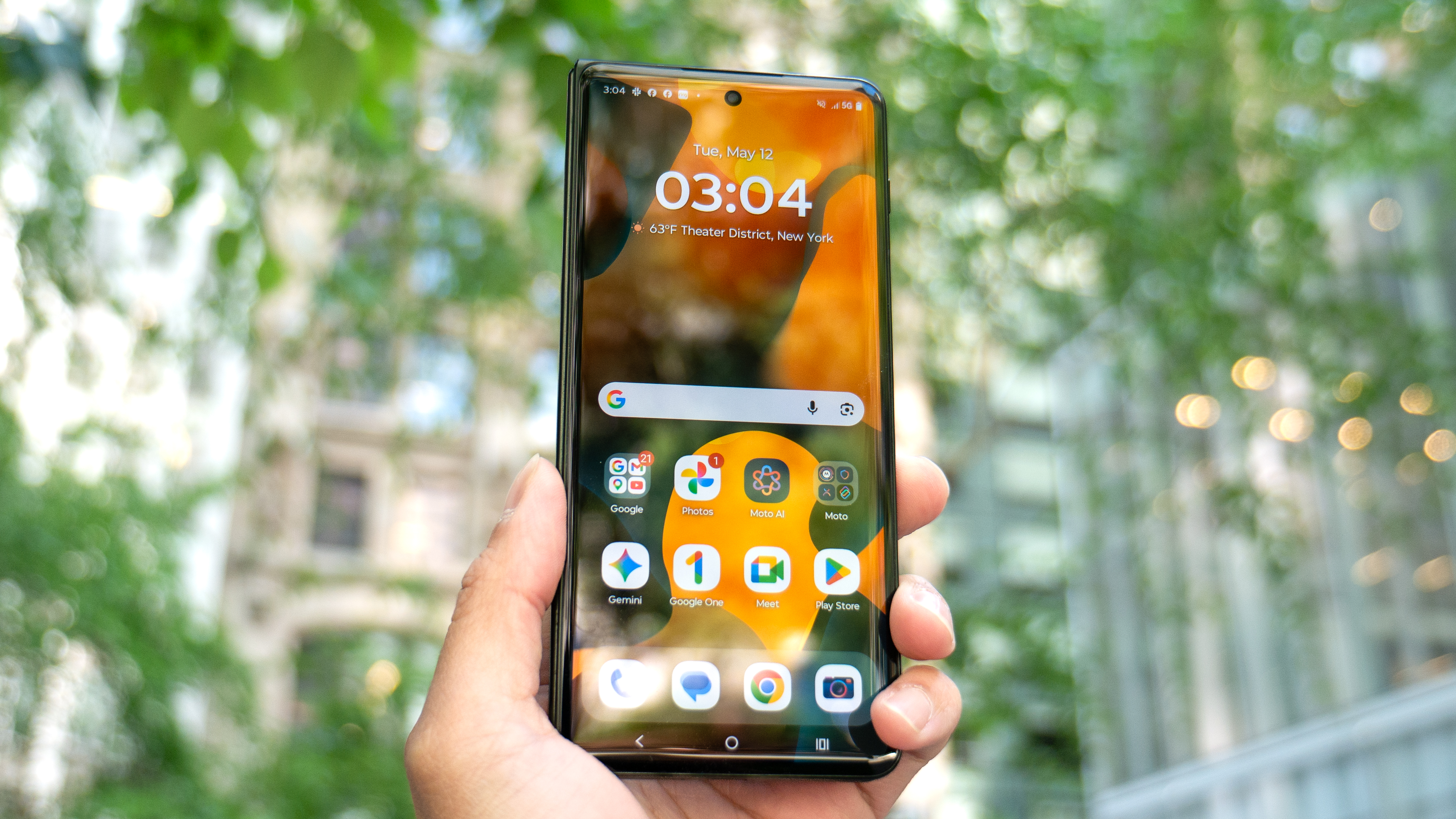 Motorola Razr Fold ہاتھ میں ہے۔