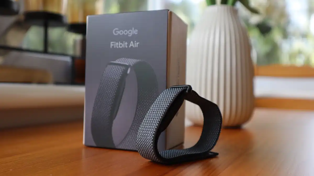 باکس کے ساتھ Fitbit Air