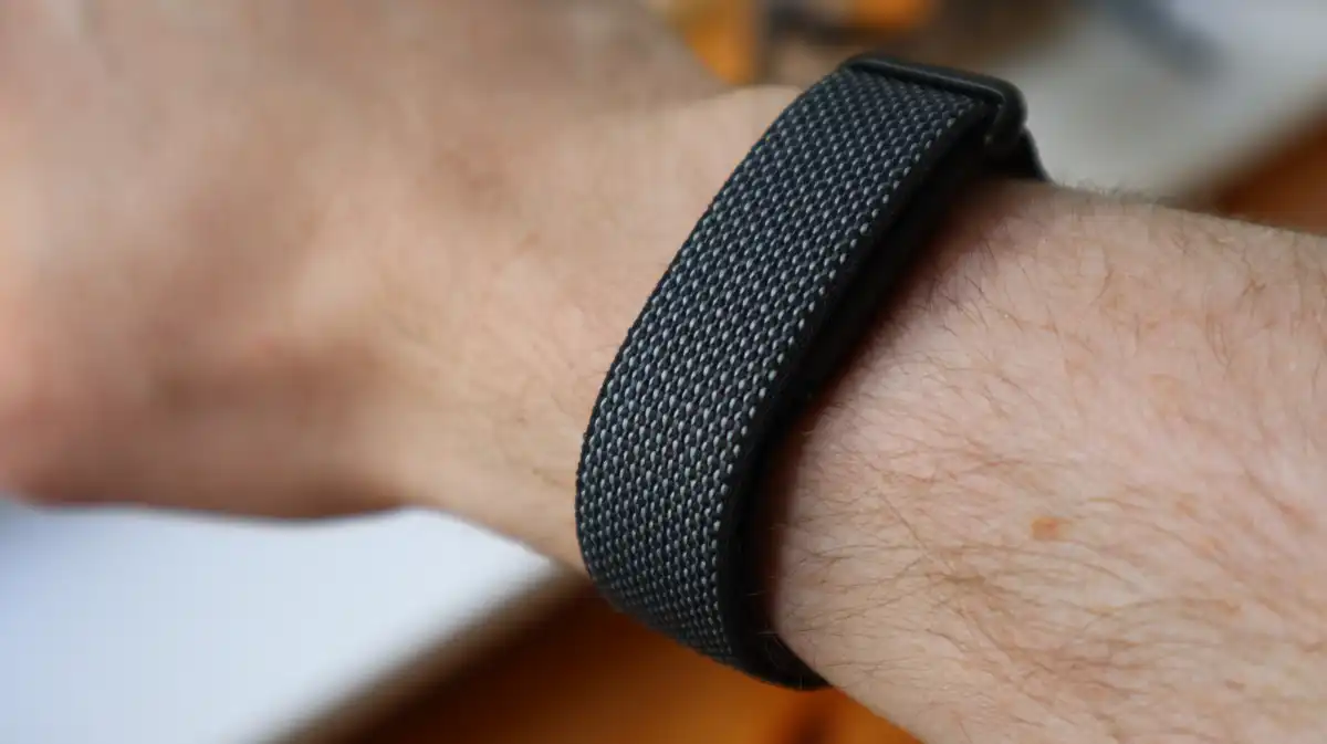 اپنی کلائی پر Fitbit Air پہنیں۔