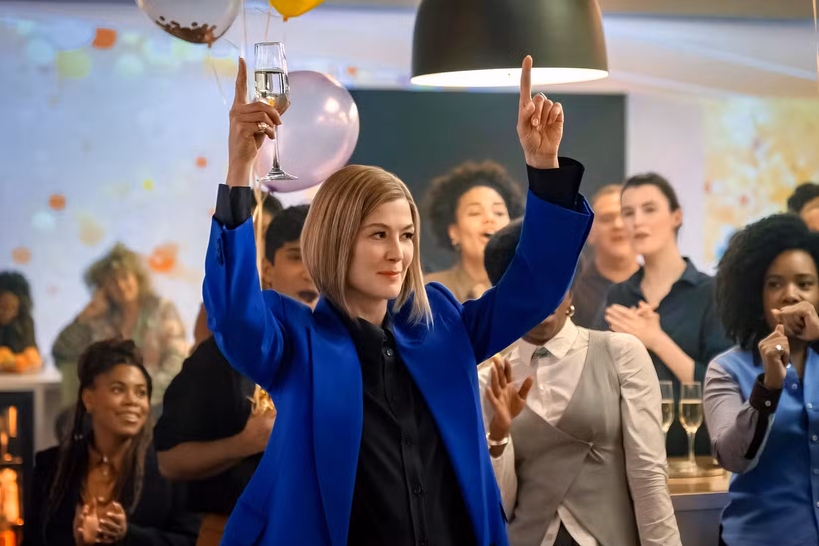 Rosamund Pike نے لیڈیز فرسٹ میں اپنی انگلی اوپر کی طرف اشارہ کی۔