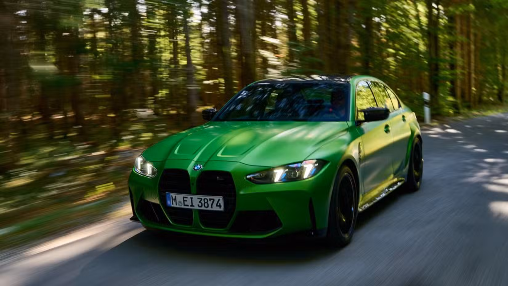 سبز 2025 BMW M3 سیڈان کا متحرک سامنے کا 3/4 شاٹ۔