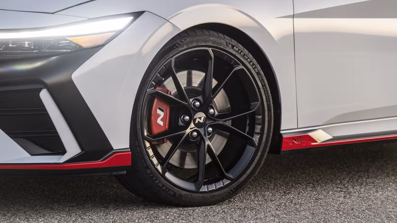 2025 Hyundai Elantra N کے پہیوں کا کلوز اپ