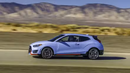 Elantra N وہی ہوتا ہے جب Hyundai اسپورٹس سیڈان فارمولا قائم کرتی ہے۔ 3 2019 Hyundai Veloster N کا سائیڈ پروفائل ایکشن شاٹ