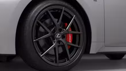 Elantra N وہی ہوتا ہے جب Hyundai اسپورٹس سیڈان فارمولا قائم کرتی ہے۔ 5 گرے 2026 Lexus IS 350 کے الائے وہیلز کی قریبی تصویر۔