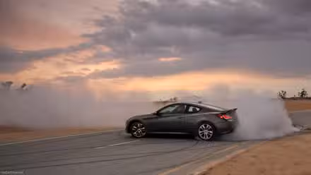 Elantra N وہی ہوتا ہے جب Hyundai اسپورٹس سیڈان فارمولا قائم کرتی ہے۔ 12 بہتی ہوئی 2013 ہنڈائی جینیسس کوپ کا سائیڈ ایکشن شاٹ