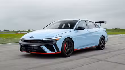 Elantra N وہی ہوتا ہے جب Hyundai اسپورٹس سیڈان فارمولا قائم کرتی ہے۔ 10 Hyundai 2026 Elantra N TCR ایڈیشن ریس ٹریک پر چل رہا ہے۔