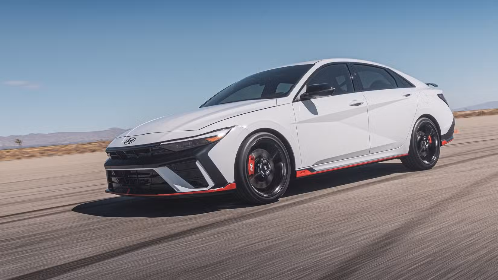 2024 Hyundai Elantra N کا فرنٹ 3/4 ایکشن شاٹ