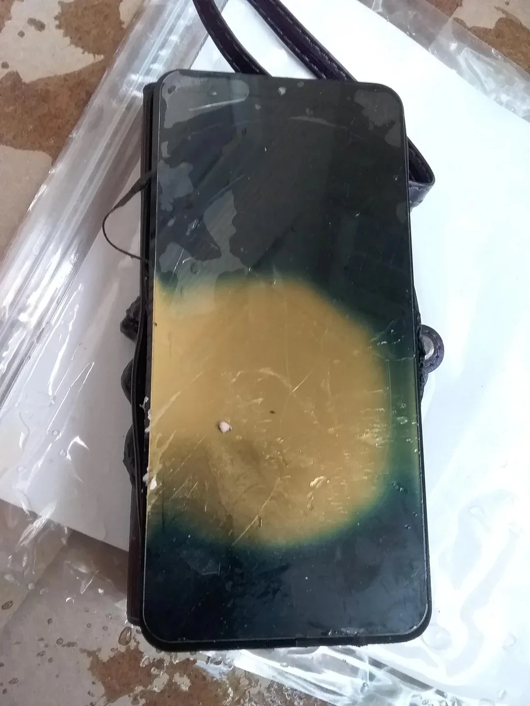 Samsung Galaxy S25 FE راتوں رات پھٹ گیا، اور ایسا کرنے والا یہ پہلا Galaxy S25 نہیں ہے۔ 2 Samsung Galaxy S25 FE تصویر فون کے سامنے دکھا رہی ہے۔