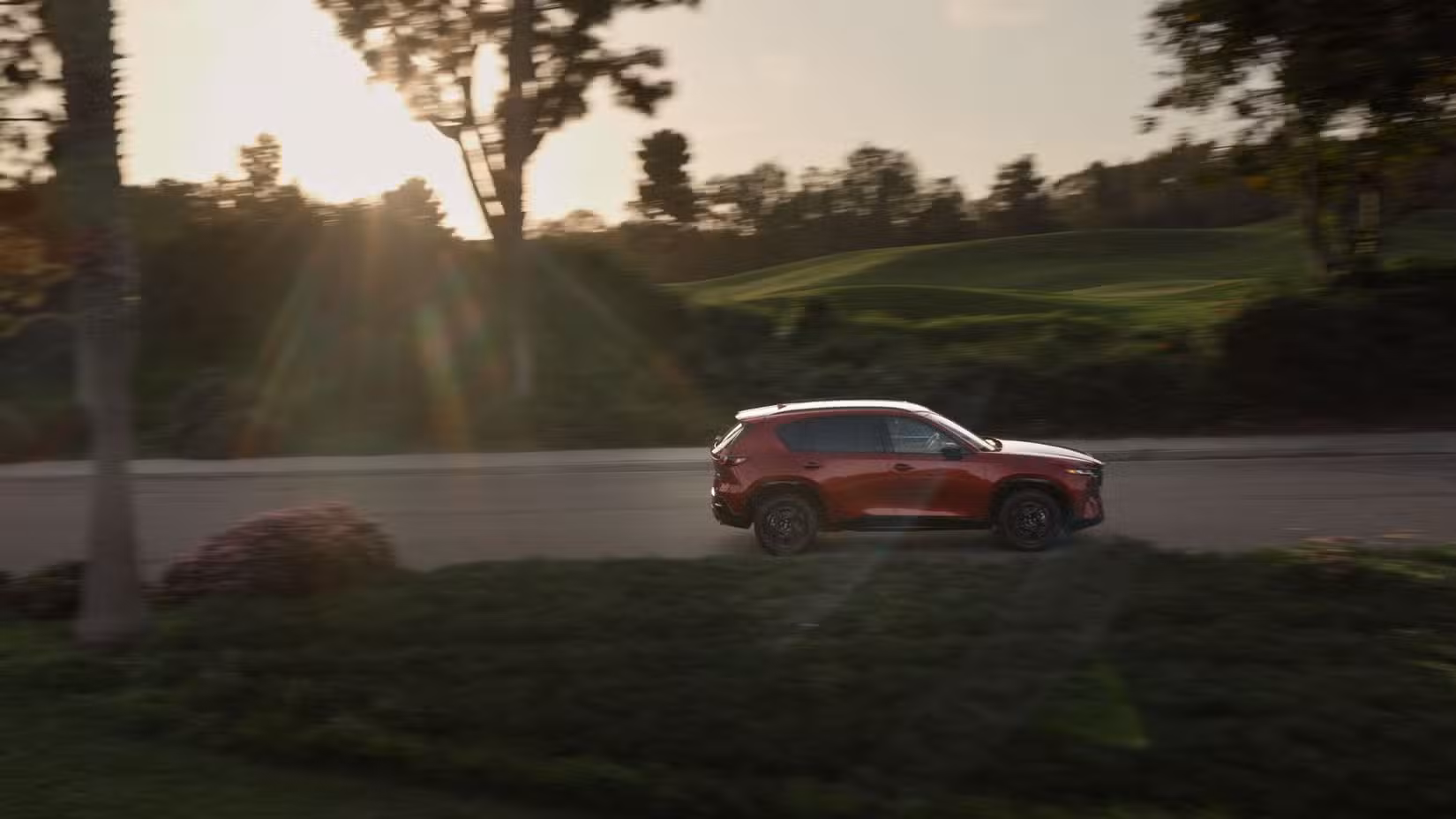 سرخ 2026 Mazda CX-5 کی ڈائنامک سائڈ پروفائل تصویر۔