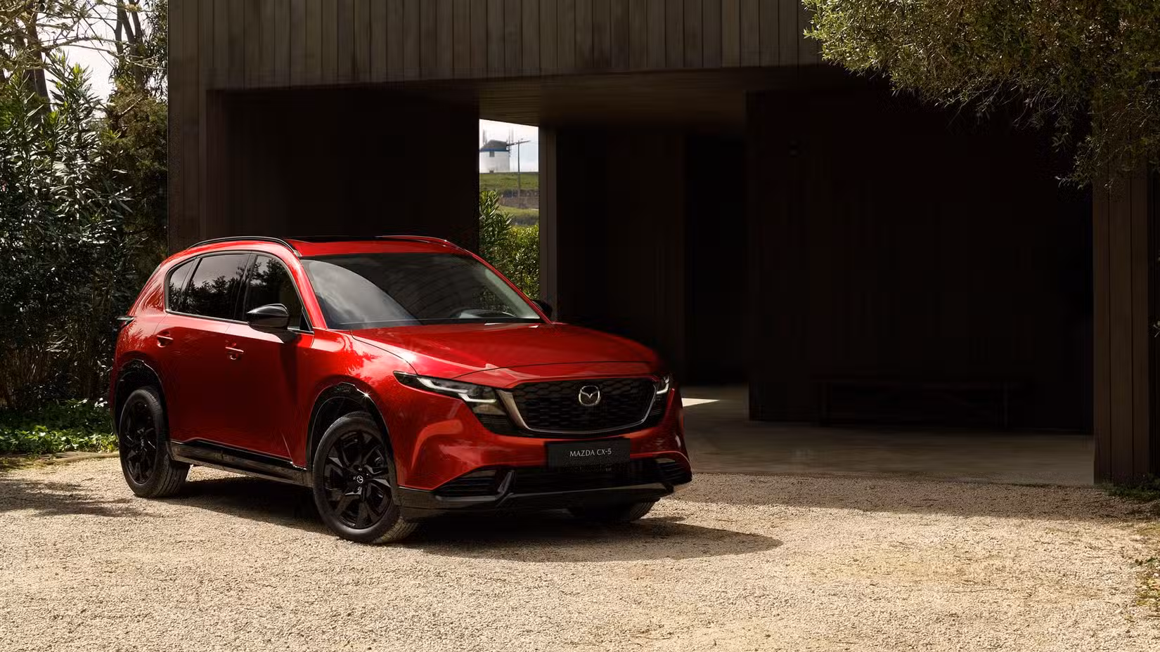 ایک سرخ 2026 مزدا CX-5 کا جامد سامنے کا 3/4 شاٹ۔