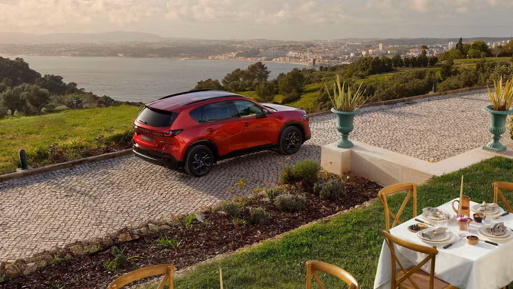 ایک سرخ 2026 Mazda CX-5 کا جامد اوور ہیڈ ریئر 3/4 شاٹ۔