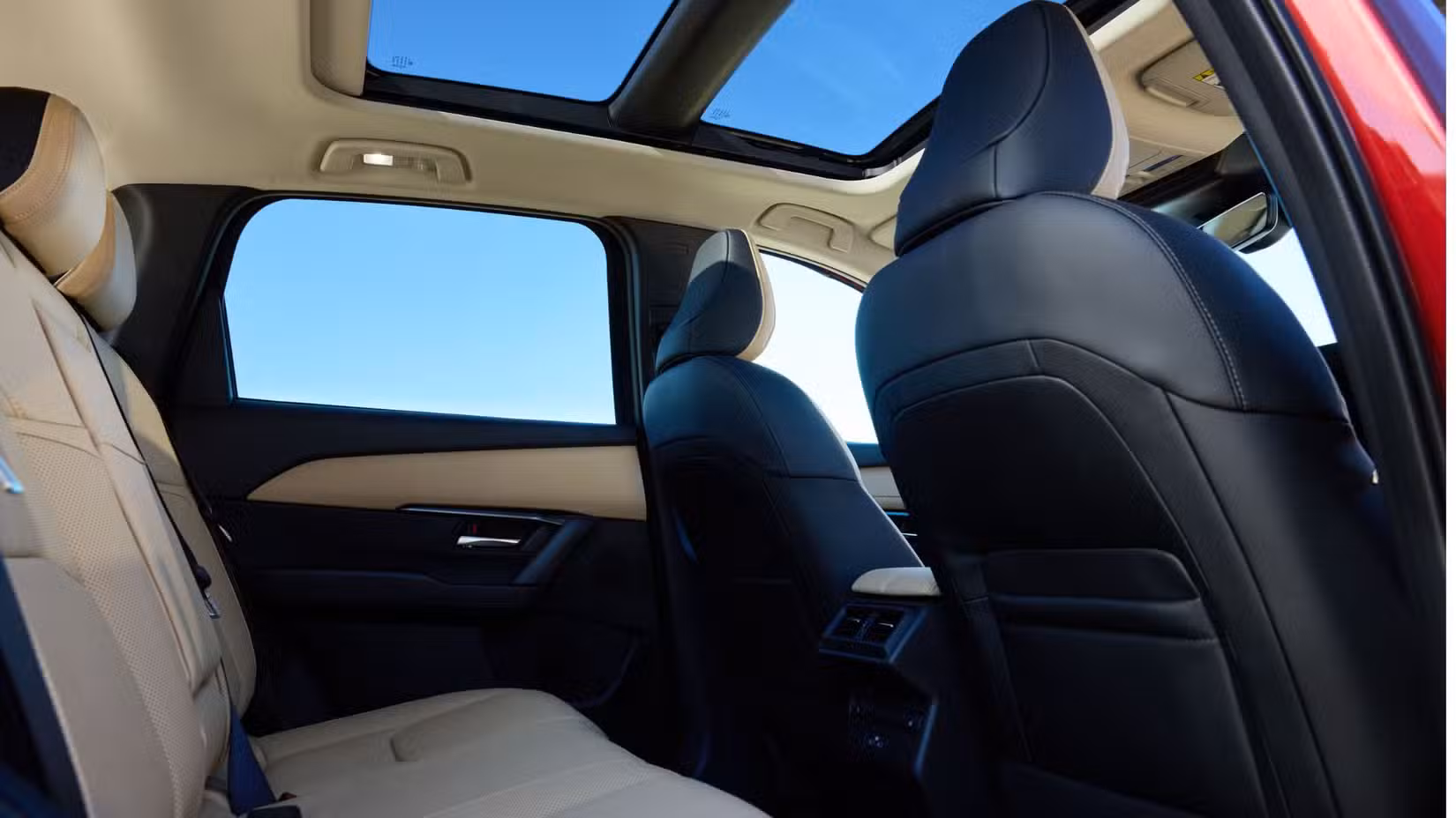 یہ 2026 Mazda CX-5 کے کیبن کے اندر پچھلی سیٹ اور پینورامک سن روف کی تصویر ہے۔
