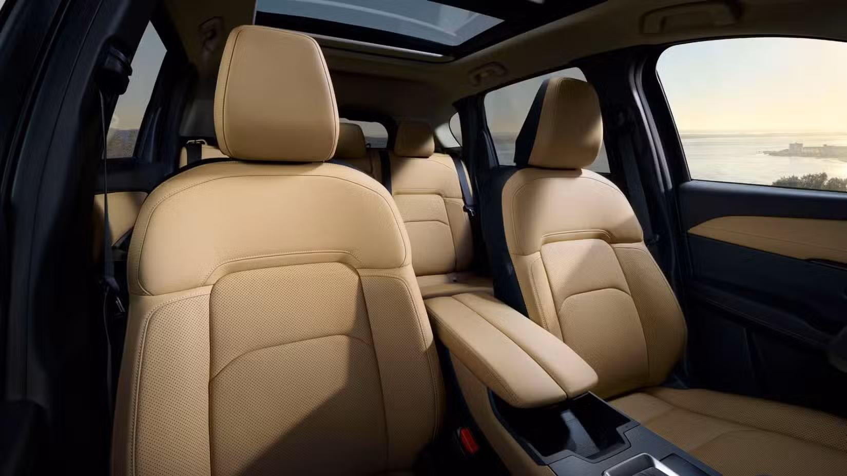 2026 Mazda CX-5 کے کیبن کے اندر اگلی سیٹوں کی تصویر۔