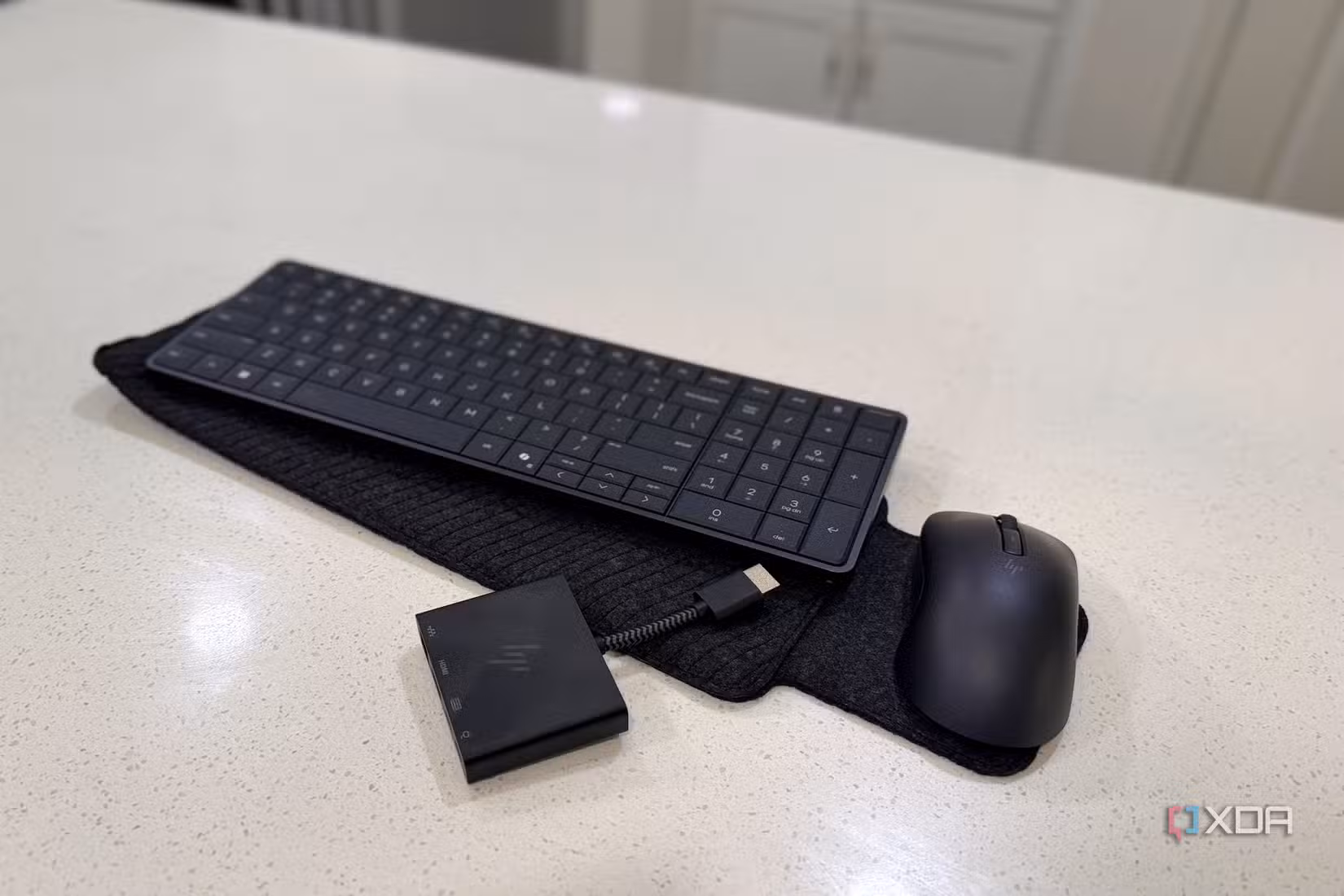 تمام پیری فیرلز کے ساتھ کاؤنٹر پر HP ایلیٹ بورڈ g1a
