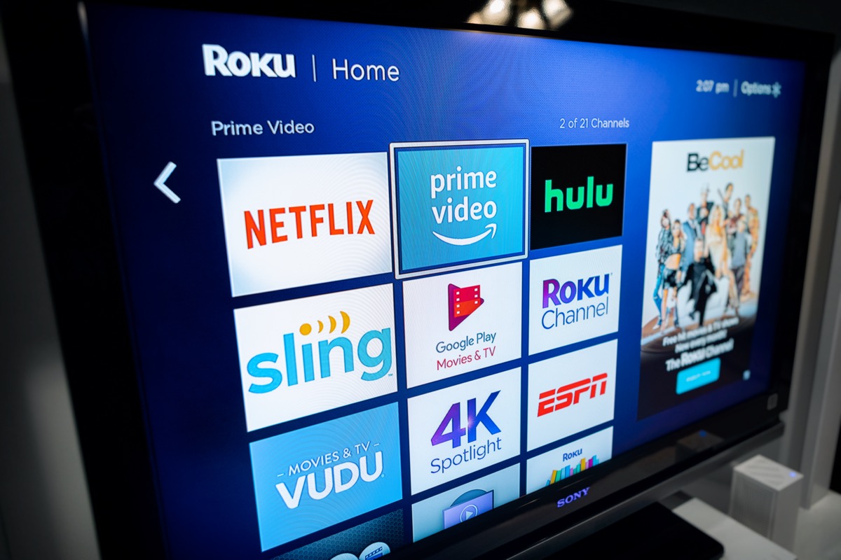 ریموٹ امیج کے بغیر Roku کو Wi-Fi سے کیسے جوڑیں - سینٹ لوئس، MO، USA - 11 جنوری 2020: Roku ٹائٹل اسکرین مختلف چینلز دکھا رہی ہے۔