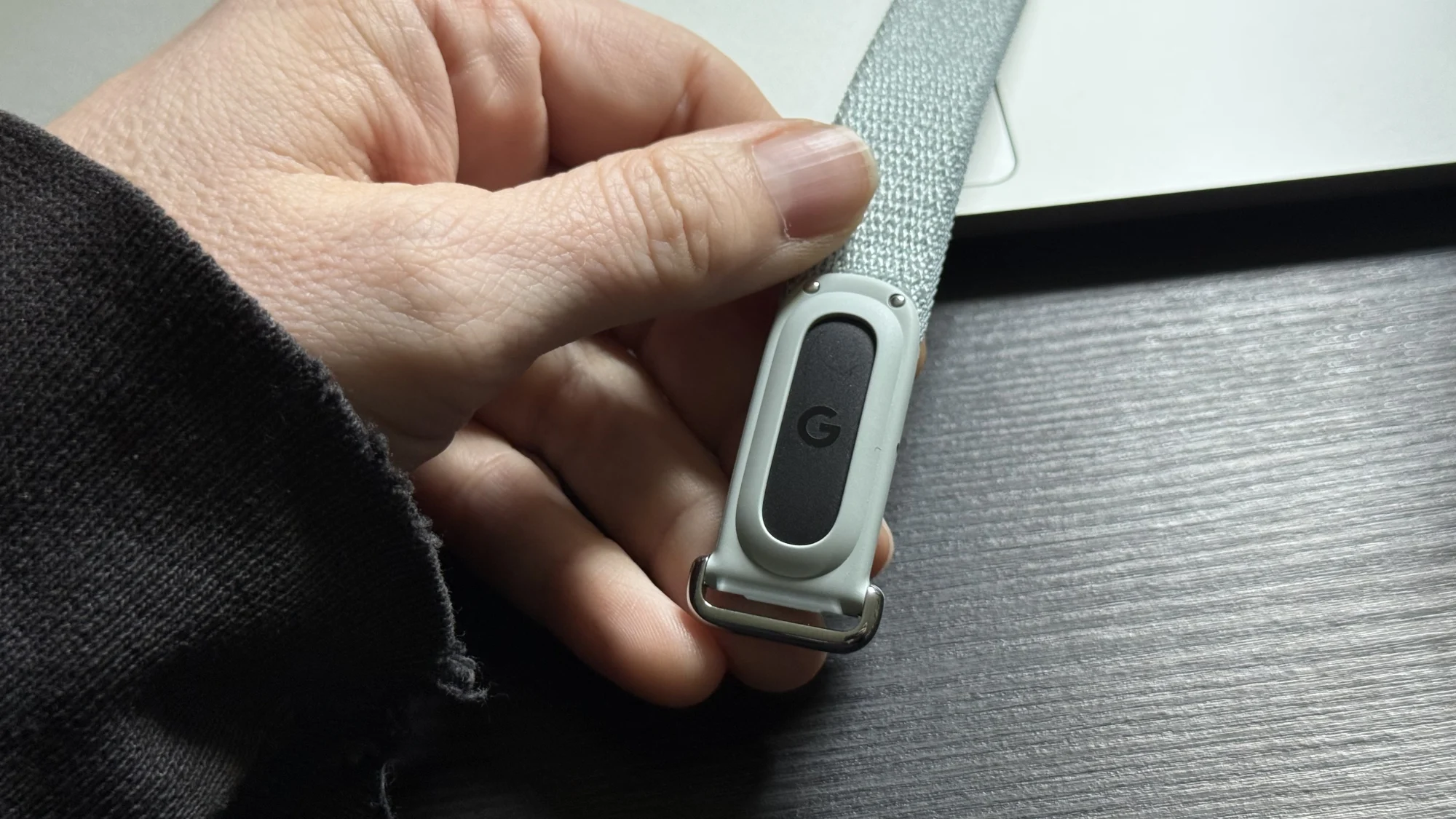 میرے ہاتھ میں Fitbit Air