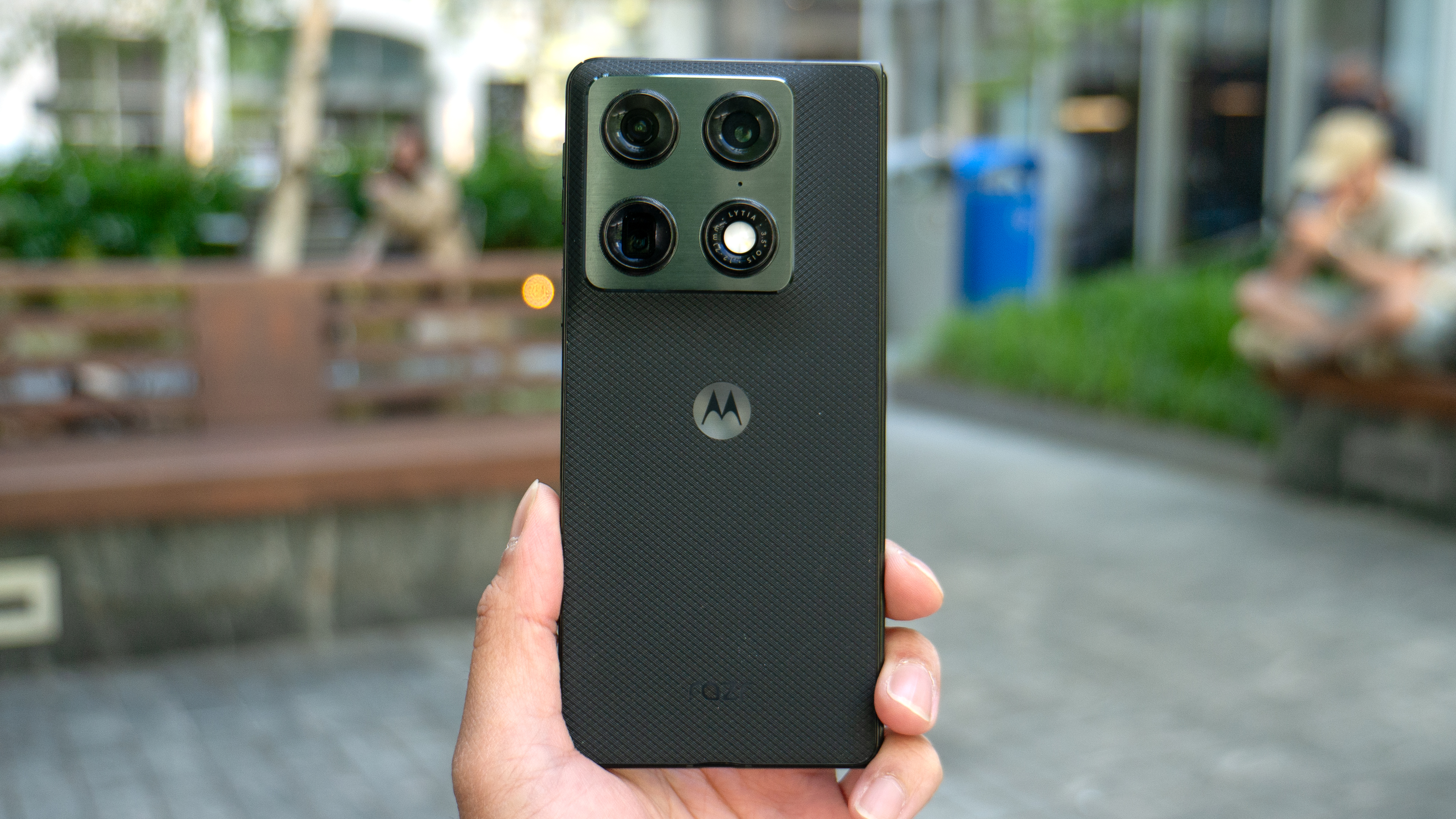 Motorola Razr Fold کو ہاتھ میں پکڑ کر پیچھے دکھایا گیا ہے۔