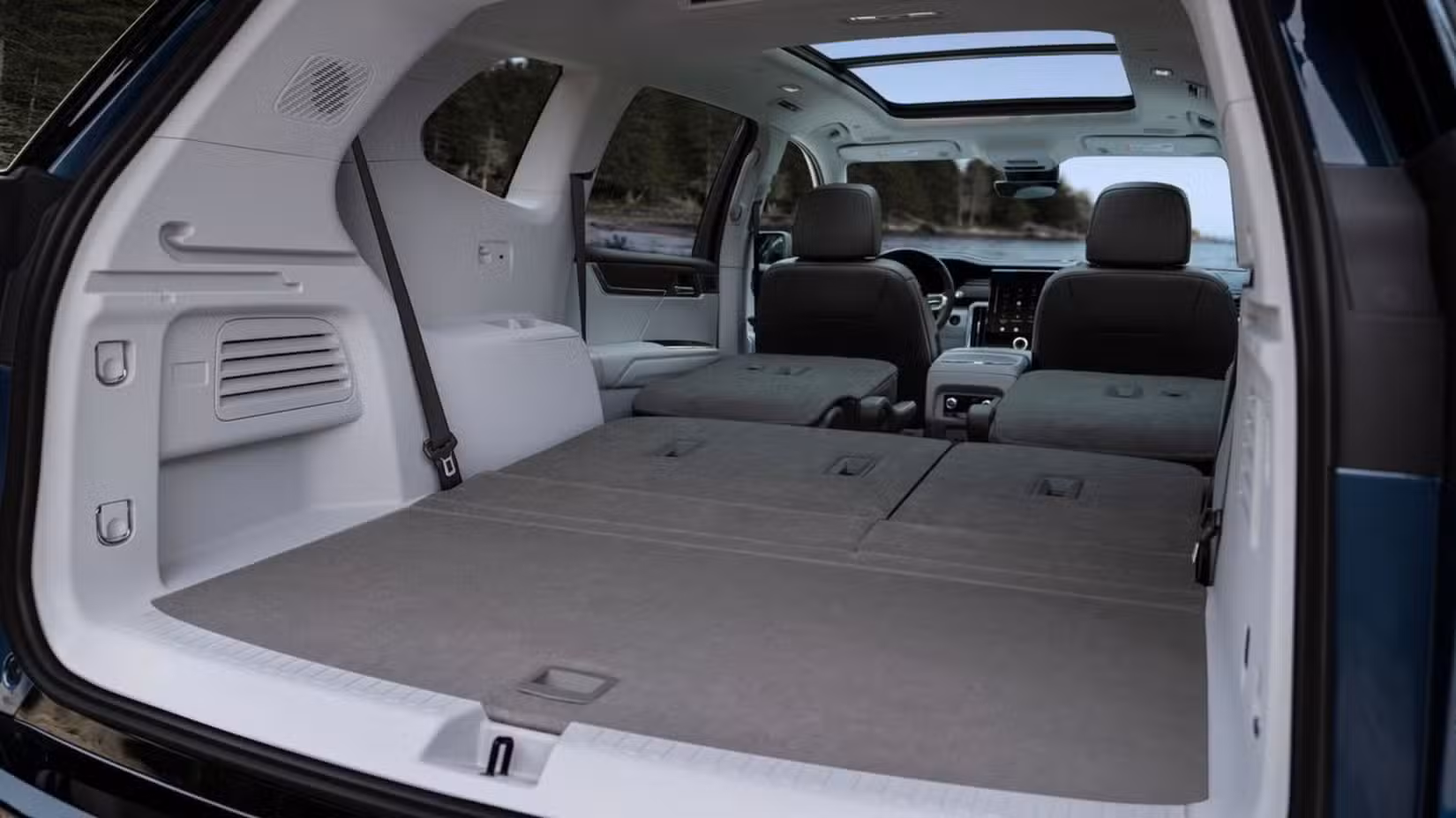 میں نے 2024 GMC Acadia کے تنے کے اندر کی دوسری اور تیسری قطار والی سیٹوں کے ساتھ تصویر کھینچی۔