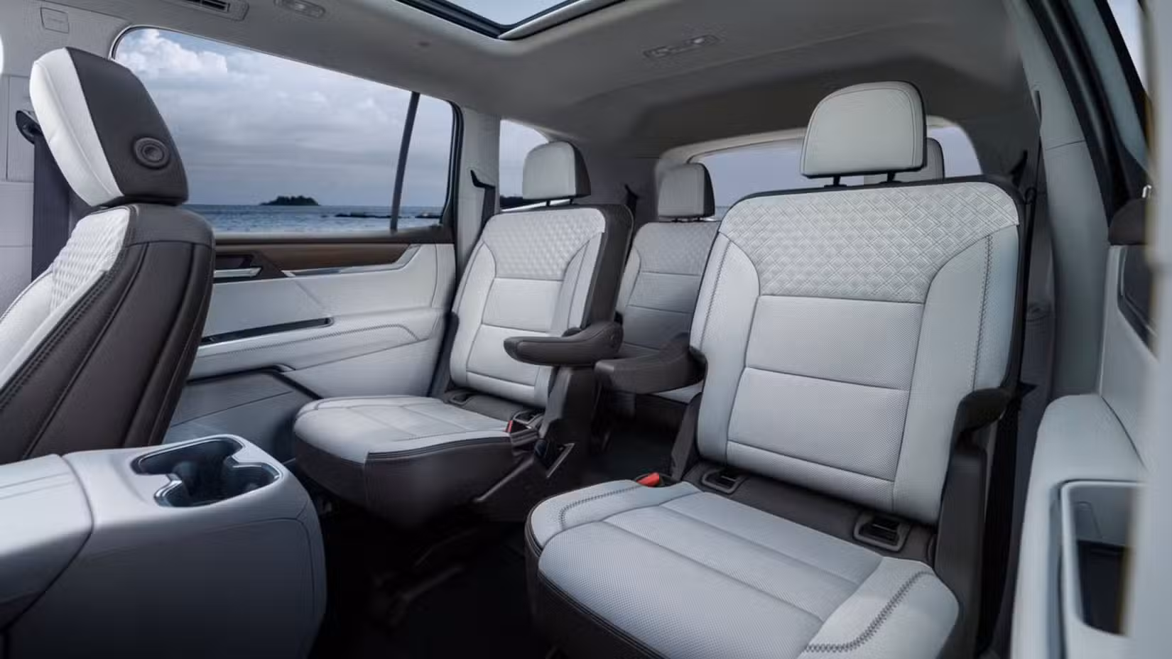 2024 GMC Acadia کی دوسری اور تیسری قطار کی نشستوں کے شاٹس۔