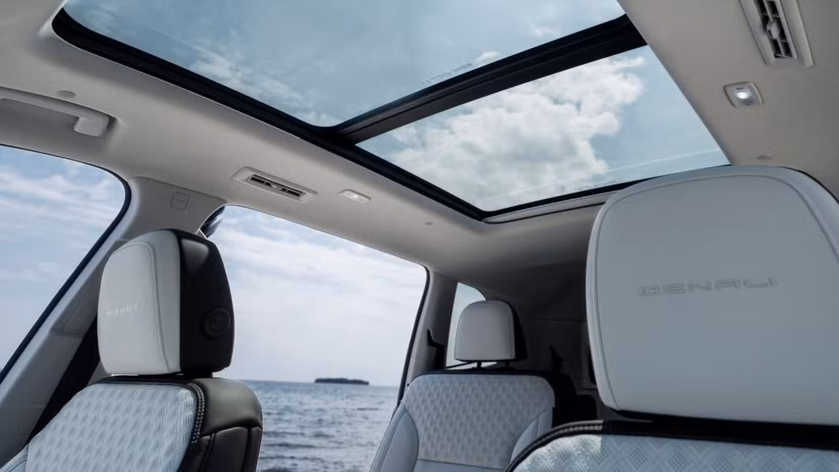 یہ 2024 GMC Acadia کیبن کی اندرونی اور خوبصورت چھت کی تصویر ہے۔