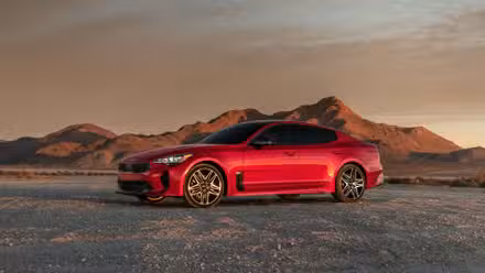 Honda Civic Type R ٹریک پر $100,000 اسپورٹس کاروں کو شرمندہ کر سکتا ہے اور اس کی قیمت تقریباً نصف ہے۔ 4 2022 Kia Stinger کا فرنٹ 3/4 شاٹ
