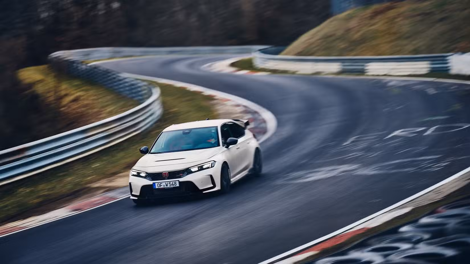 2023 Honda Civic Type R کا فرنٹ 3/4 ایکشن شاٹ