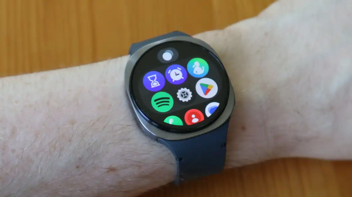 سام سنگ گوگل ہیلتھ ایپ کو کاپی کر رہا ہے، لیکن ایک بڑا فرق ہے۔ 5 Samsung Galaxy Watch 8 Wear OS 6 کے ساتھ بنڈل کے ساتھ آتا ہے۔