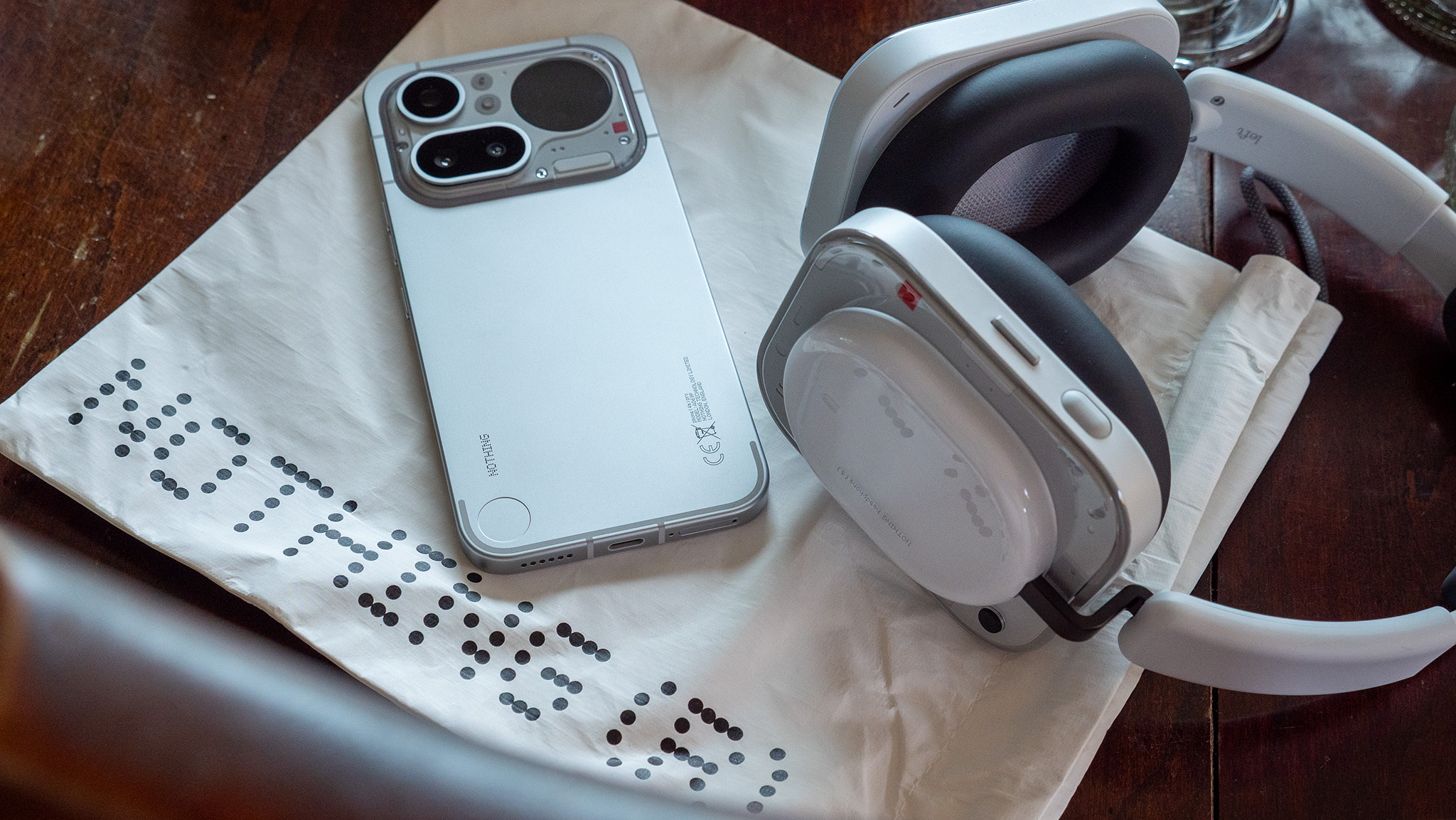 Nothing Phone 4a Pro اور Nothing Headphones A ان ایک نتھنگ برانڈڈ بیگ میں