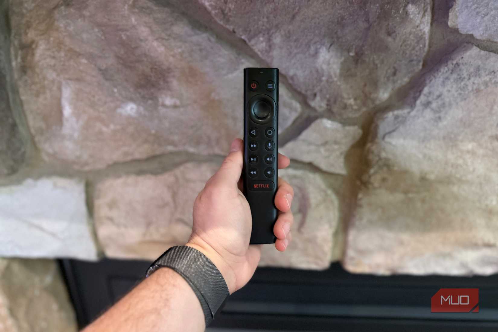 چمنی کے قریب Nvidia Shield TV ریموٹ