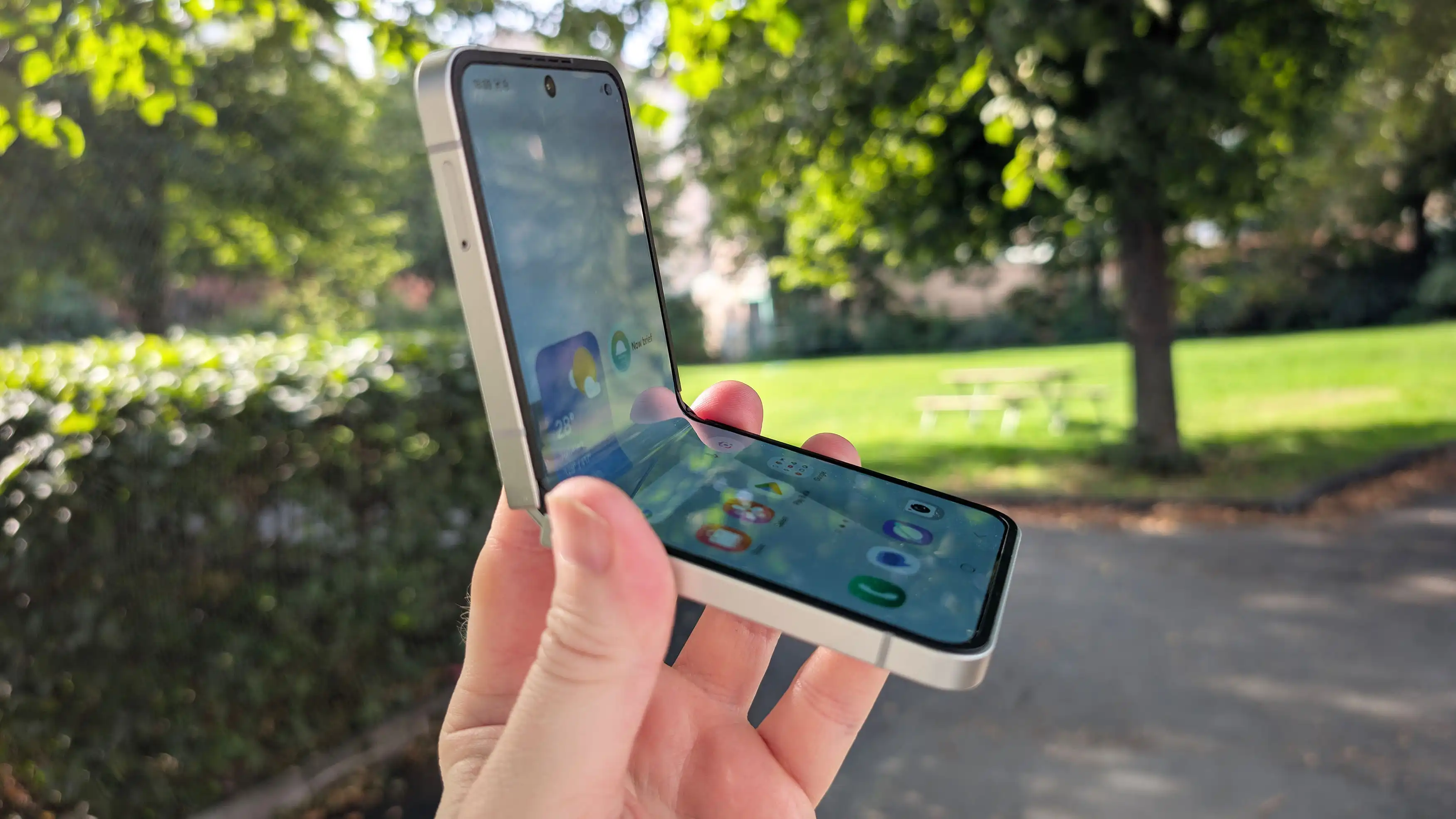 بہترین Samsung Galaxy Phones: ہماری ٹیم کے ذریعہ ٹیسٹ اور درجہ بندی۔ 49 Samsung Galaxy Z Flip 7 FE – سب سے سستا فلپ فون