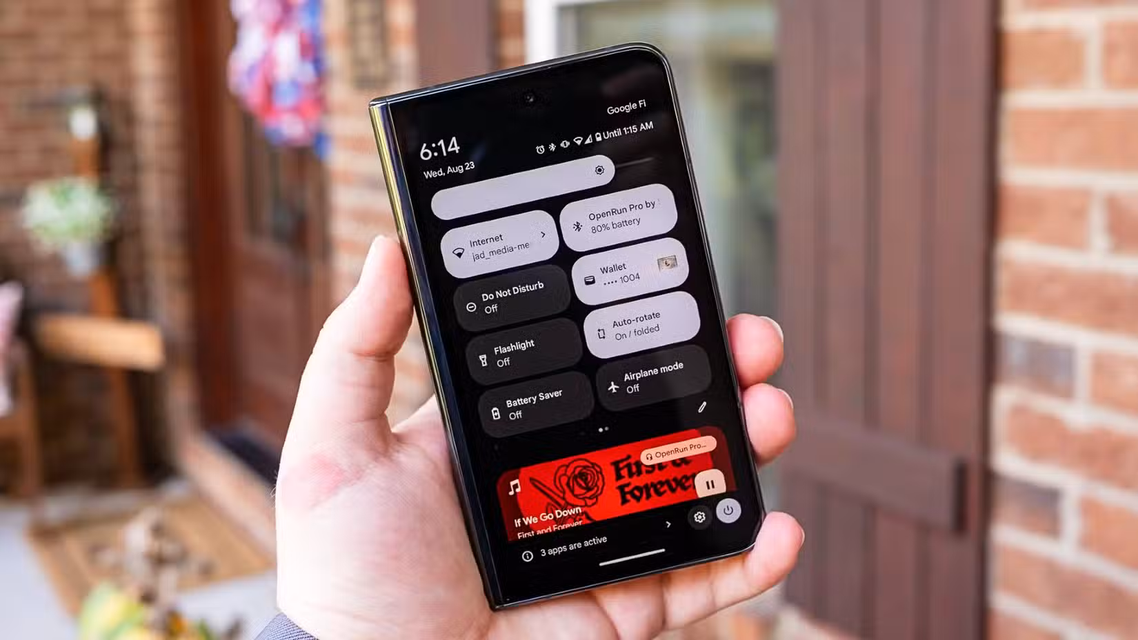 Google Pixel Fold پر نوٹیفکیشن ڈراور اور فوری سیٹنگز آپ کے قریب فولڈ کیے ہوئے فون کے ساتھ۔