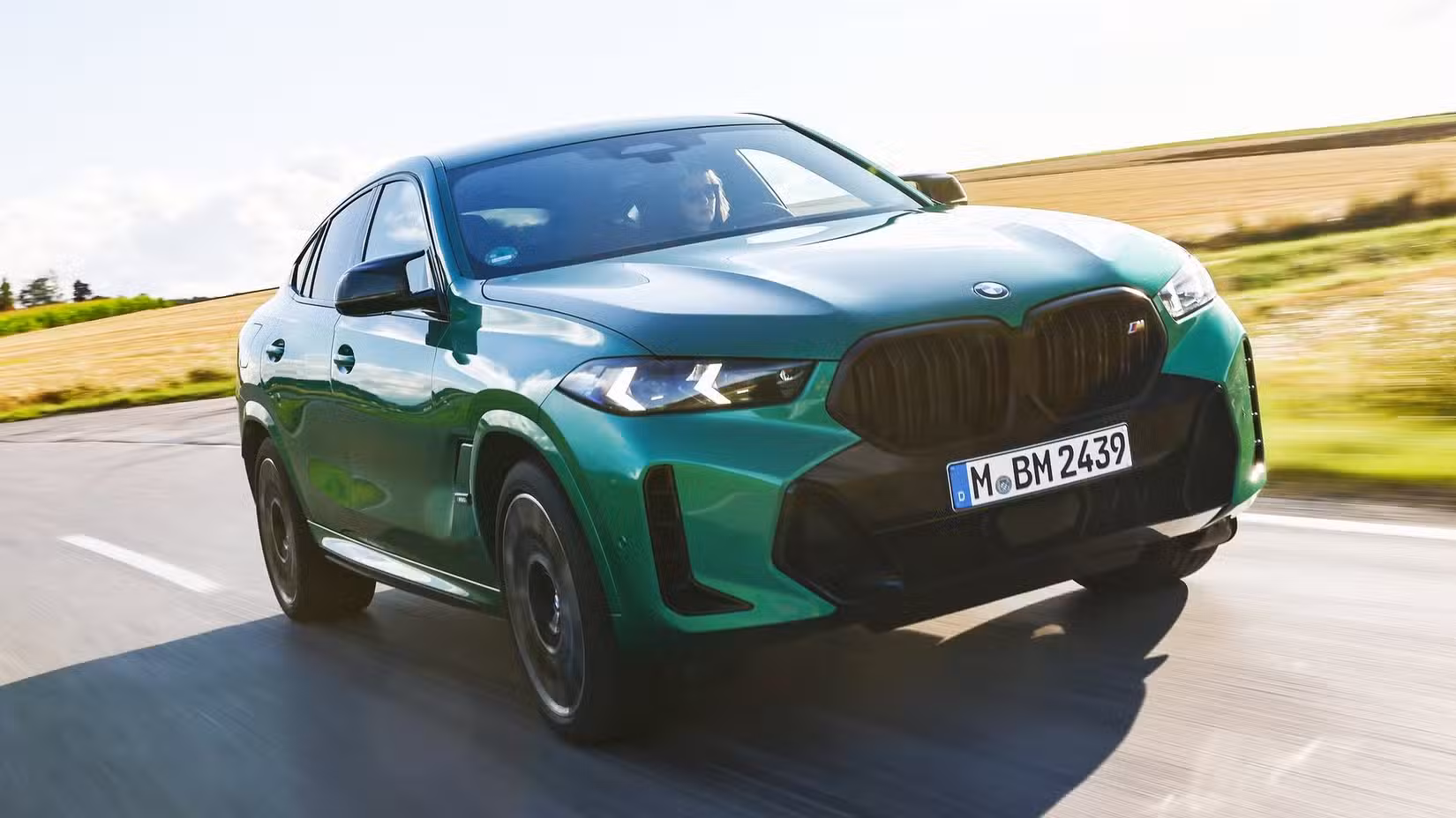 2024 BMW X6 کا فرنٹ 3/4 ایکشن شاٹ