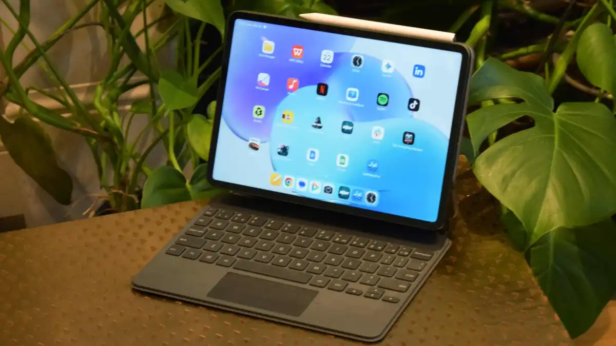 بہترین بجٹ ٹیبلٹ: بہترین قیمت کے ساتھ سستی سلیٹ 27 ایک Xiaomi Pad 8 ایک سمارٹ کی بورڈ کے ساتھ کچھ پودوں کے ساتھ والی میز پر بیٹھا ہے۔