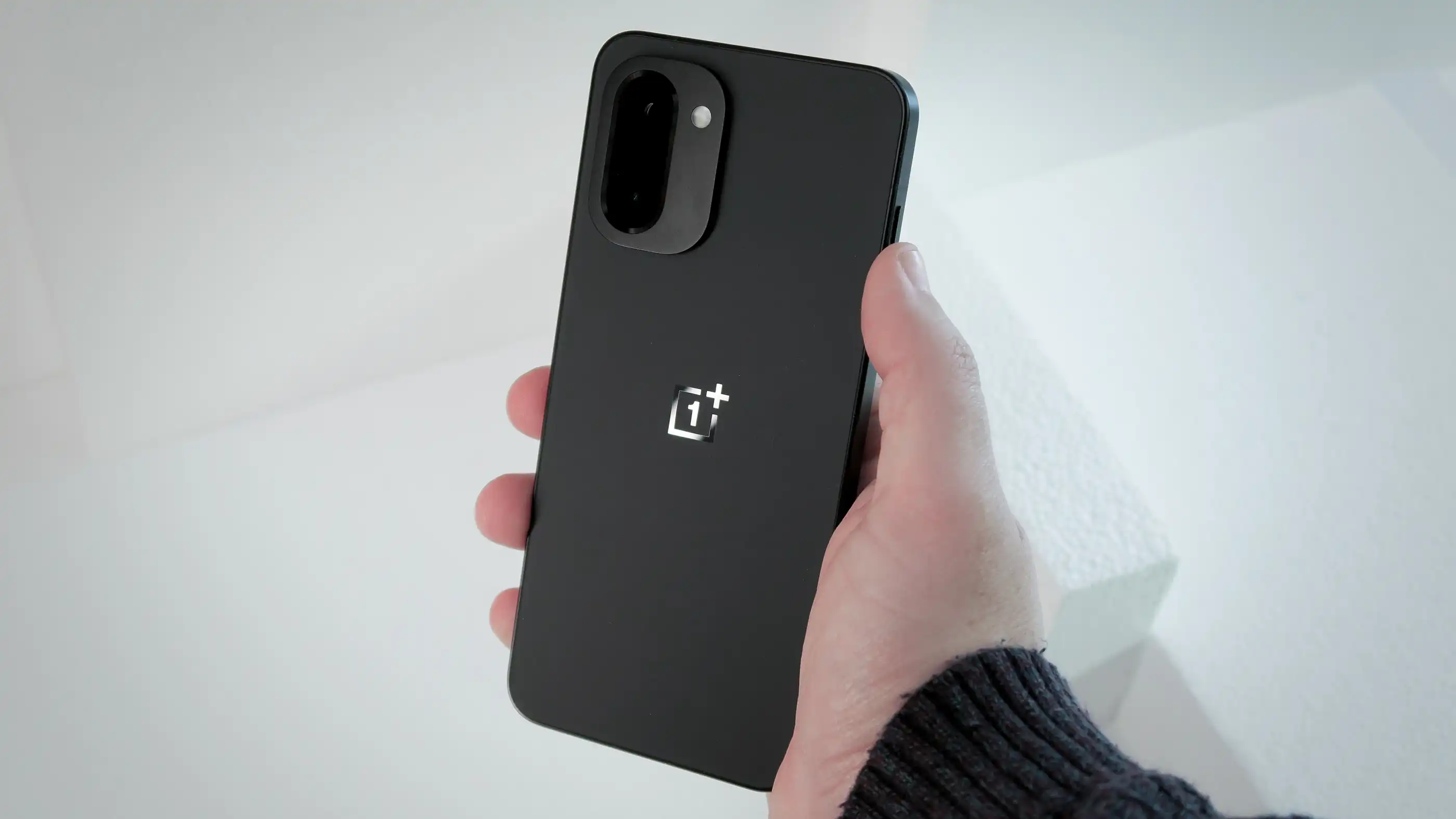 10 بہترین مڈ رینج فونز جو آپ 2026 میں خرید سکتے ہیں۔ 18 OnePlus 15R - بہترین بیٹری لائف