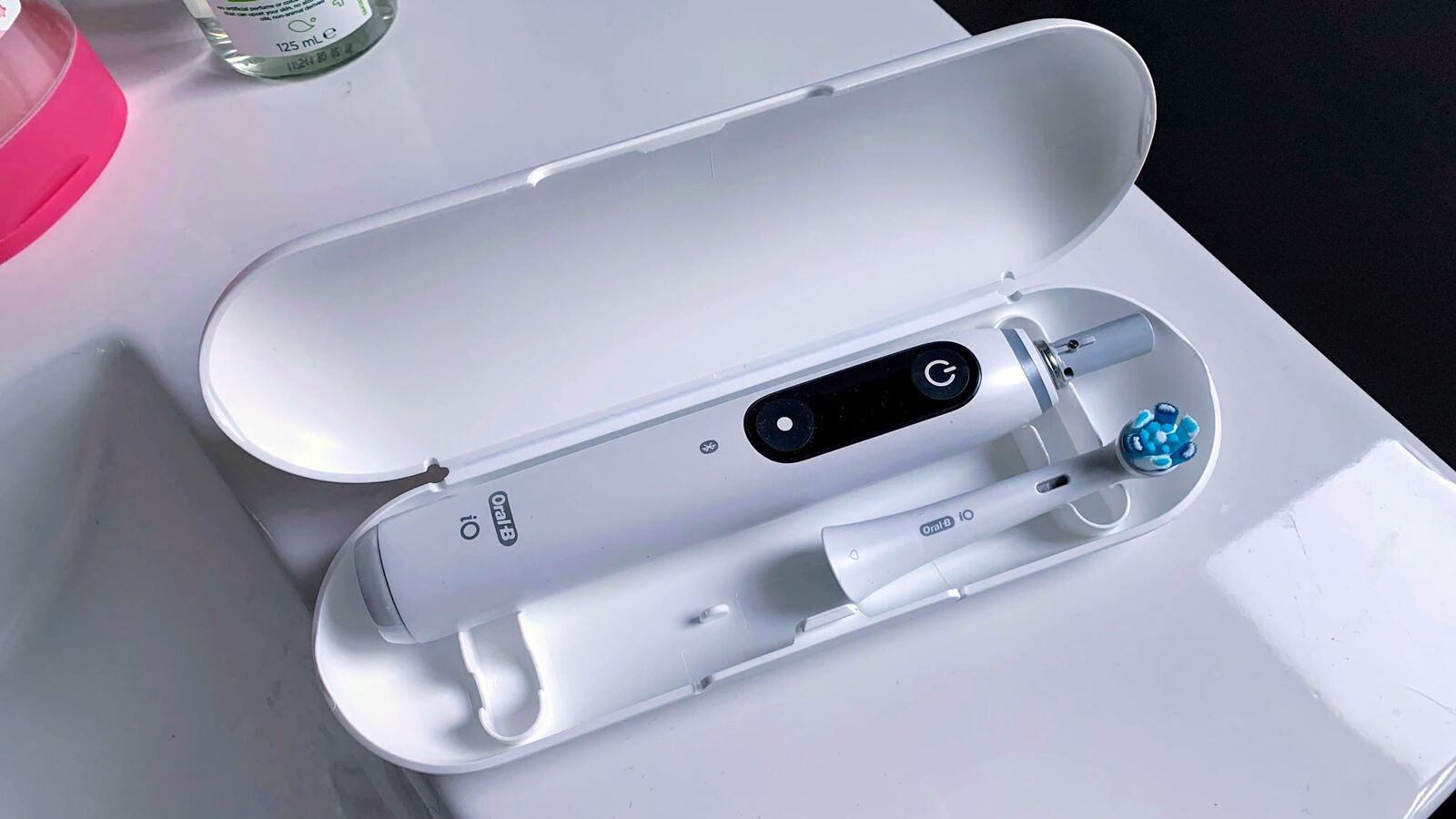 بہترین Oral-B الیکٹرک ٹوتھ برش 2026 20 Oral-B iO6 - تیز چارجنگ کے علاوہ سب کچھ